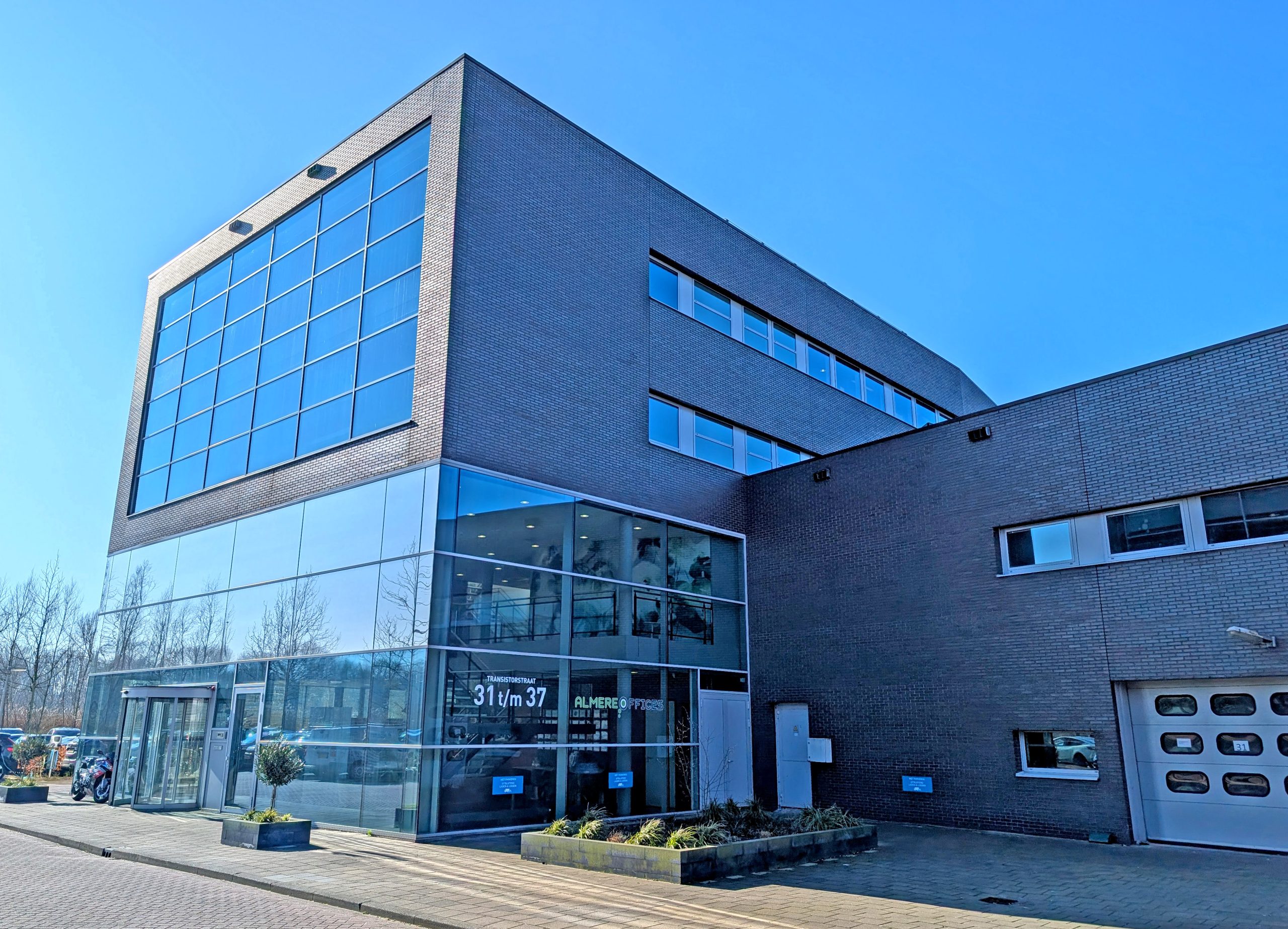 Aanzicht entree Transistorstraat 31.